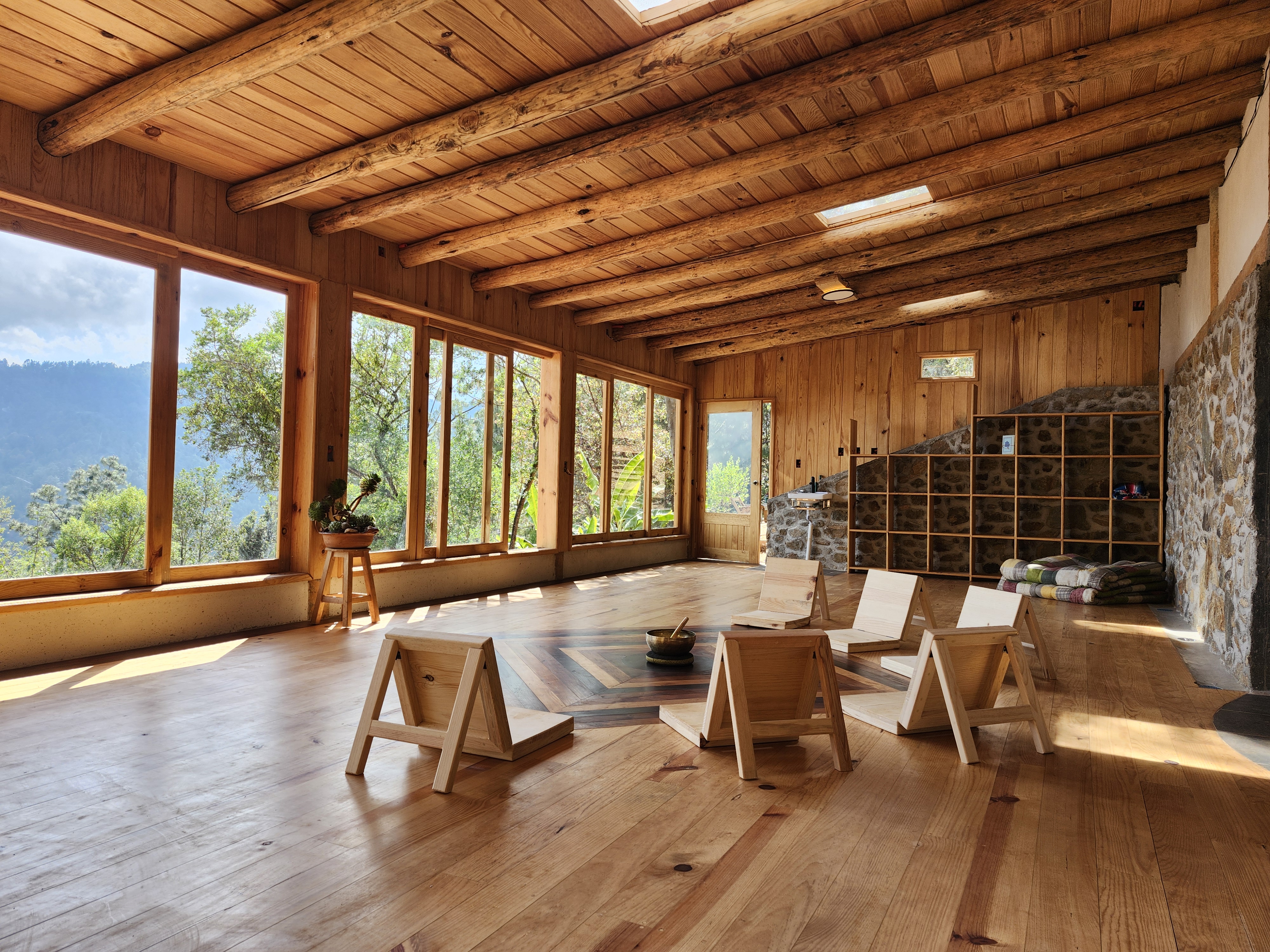 Sala de meditación al atardecer